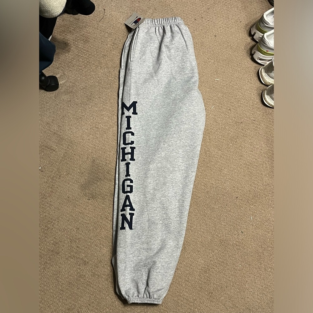 BRAND NEW VINTAGE MICHIGAN UNIVERSITY CHAMPION SWEATS